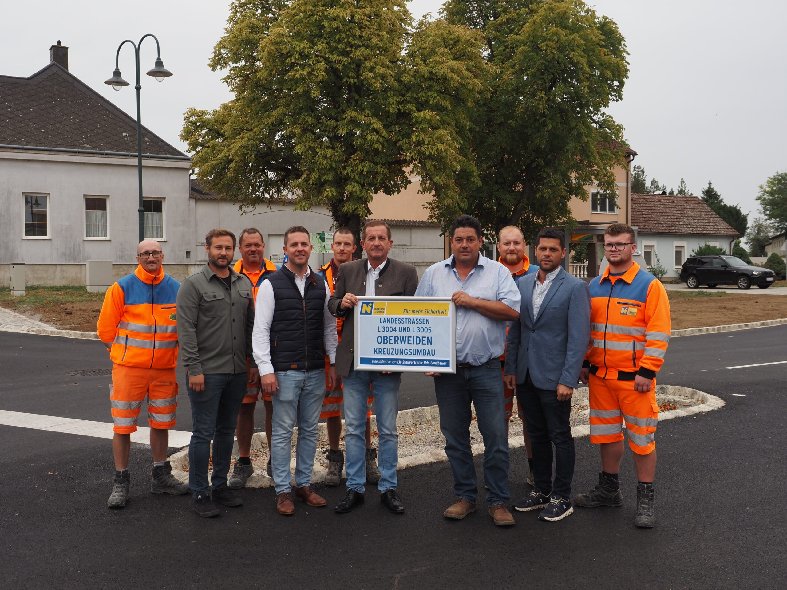 Kreuzungsumbau Oberweiden: LH-Stellvertreter Udo Landbauer mit Vertretern des Landesdienstes